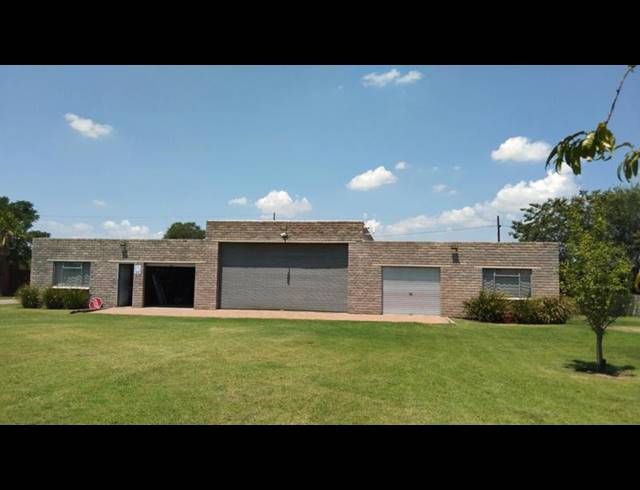 8 BEDROOM HOUSE FOR SALE IN LOCH VAAL